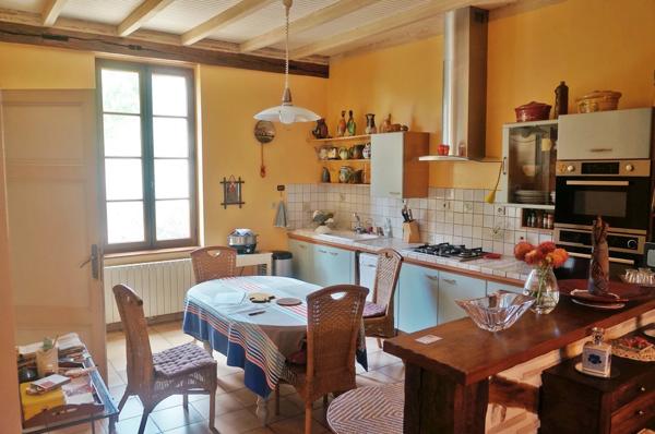 Jolie maison en pierre de taille avec local professionnel