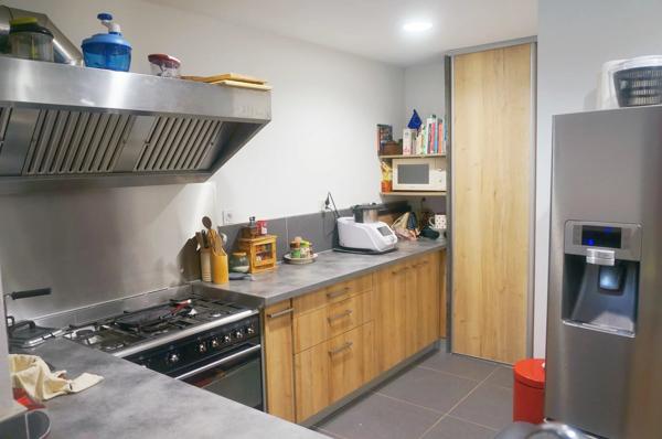 Jolie maison en pierre de taille avec local professionnel