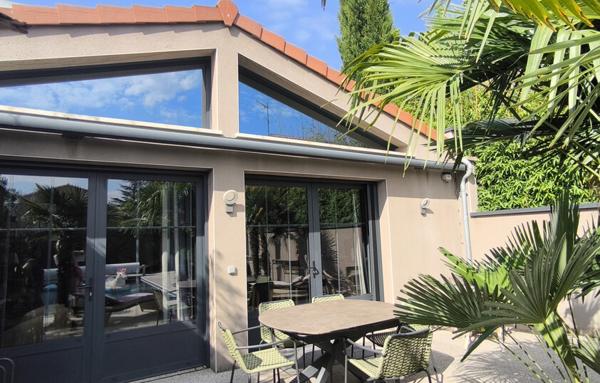VALENCE. LE QUARTIER CHATAUVERT. MAISON DE FAMILLE. 280M2HAB. MODULABLE. PISCINE . GARAGE. SUD.