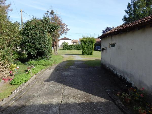 Maison de plain-pied, 2 chambres, sur terrain de 3936m² à Marmande