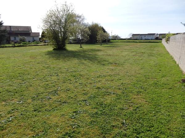 Maison de plain-pied, 2 chambres, sur terrain de 3936m² à Marmande