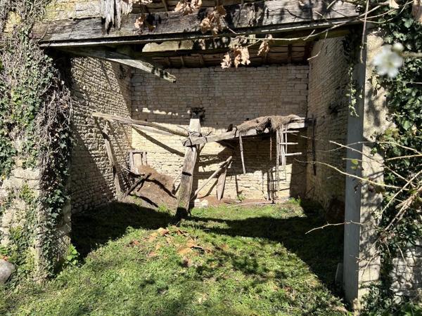 Beau terrain avec dépendances en pierre