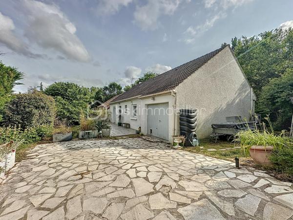 Au sein d'un secteur CALME et RECHERCHÉ de Corbeil-Essonnes, venez découvrir cette jolie maison de 4 chambres composée comme suit :

Une entrée menant vers un joli SÉJOUR LUMINEUX avec sa CUISINE OUVERTE, aménagée et équipée.

Un WC indépendant, une jolie SALLE DE BAINS ainsi que DEUX CHAMBRES dont une avec DRESSING.

A l'étage, un VASTE PALIER menant vers DEUX BELLES CHAMBRES ainsi qu'une SALLE d'EAU avec WC.

Édifiée sur un terrain de 500m², cette maison offre un BEAU JARDIN avec une superbe exposition DONNANT LE SOLEIL TOUTE LA JOURNÉE.

Grand garage + buanderie, vous pourrez également stationner plusieurs véhicules devant et dans la propriété.

POMPE A CHALEUR, DOUBLE VITRAGE PVC, VOLETS ROULANTS ÉLECTRIQUES.

Proche toutes commodités, axes routier, gare...

Contactez-moi pour une visite, je suis disponible 24/24H et 7/7J.