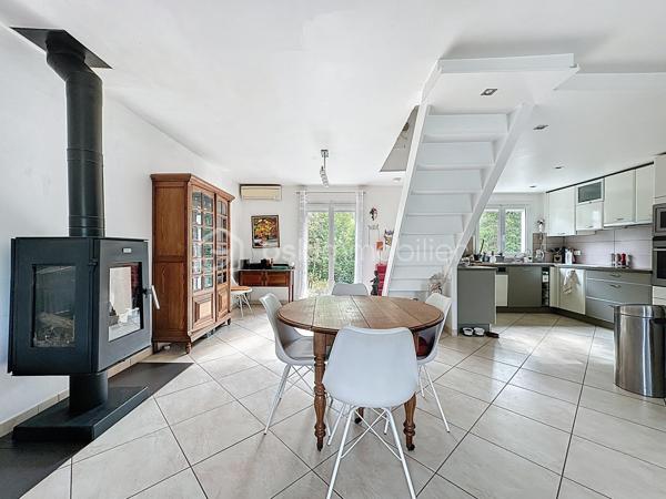 Au sein d'un secteur CALME et RECHERCHÉ de Corbeil-Essonnes, venez découvrir cette jolie maison de 4 chambres composée comme suit :

Une entrée menant vers un joli SÉJOUR LUMINEUX avec sa CUISINE OUVERTE, aménagée et équipée.

Un WC indépendant, une jolie SALLE DE BAINS ainsi que DEUX CHAMBRES dont une avec DRESSING.

A l'étage, un VASTE PALIER menant vers DEUX BELLES CHAMBRES ainsi qu'une SALLE d'EAU avec WC.

Édifiée sur un terrain de 500m², cette maison offre un BEAU JARDIN avec une superbe exposition DONNANT LE SOLEIL TOUTE LA JOURNÉE.

Grand garage + buanderie, vous pourrez également stationner plusieurs véhicules devant et dans la propriété.

POMPE A CHALEUR, DOUBLE VITRAGE PVC, VOLETS ROULANTS ÉLECTRIQUES.

Proche toutes commodités, axes routier, gare...

Contactez-moi pour une visite, je suis disponible 24/24H et 7/7J.