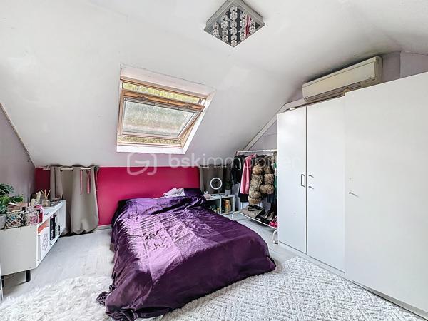 Au sein d'un secteur CALME et RECHERCHÉ de Corbeil-Essonnes, venez découvrir cette jolie maison de 4 chambres composée comme suit :

Une entrée menant vers un joli SÉJOUR LUMINEUX avec sa CUISINE OUVERTE, aménagée et équipée.

Un WC indépendant, une jolie SALLE DE BAINS ainsi que DEUX CHAMBRES dont une avec DRESSING.

A l'étage, un VASTE PALIER menant vers DEUX BELLES CHAMBRES ainsi qu'une SALLE d'EAU avec WC.

Édifiée sur un terrain de 500m², cette maison offre un BEAU JARDIN avec une superbe exposition DONNANT LE SOLEIL TOUTE LA JOURNÉE.

Grand garage + buanderie, vous pourrez également stationner plusieurs véhicules devant et dans la propriété.

POMPE A CHALEUR, DOUBLE VITRAGE PVC, VOLETS ROULANTS ÉLECTRIQUES.

Proche toutes commodités, axes routier, gare...

Contactez-moi pour une visite, je suis disponible 24/24H et 7/7J.