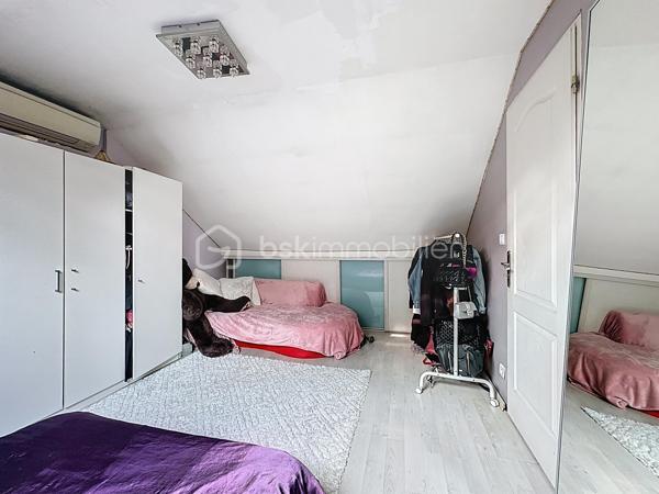 Au sein d'un secteur CALME et RECHERCHÉ de Corbeil-Essonnes, venez découvrir cette jolie maison de 4 chambres composée comme suit :

Une entrée menant vers un joli SÉJOUR LUMINEUX avec sa CUISINE OUVERTE, aménagée et équipée.

Un WC indépendant, une jolie SALLE DE BAINS ainsi que DEUX CHAMBRES dont une avec DRESSING.

A l'étage, un VASTE PALIER menant vers DEUX BELLES CHAMBRES ainsi qu'une SALLE d'EAU avec WC.

Édifiée sur un terrain de 500m², cette maison offre un BEAU JARDIN avec une superbe exposition DONNANT LE SOLEIL TOUTE LA JOURNÉE.

Grand garage + buanderie, vous pourrez également stationner plusieurs véhicules devant et dans la propriété.

POMPE A CHALEUR, DOUBLE VITRAGE PVC, VOLETS ROULANTS ÉLECTRIQUES.

Proche toutes commodités, axes routier, gare...

Contactez-moi pour une visite, je suis disponible 24/24H et 7/7J.
