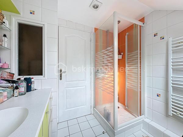 Au sein d'un secteur CALME et RECHERCHÉ de Corbeil-Essonnes, venez découvrir cette jolie maison de 4 chambres composée comme suit :

Une entrée menant vers un joli SÉJOUR LUMINEUX avec sa CUISINE OUVERTE, aménagée et équipée.

Un WC indépendant, une jolie SALLE DE BAINS ainsi que DEUX CHAMBRES dont une avec DRESSING.

A l'étage, un VASTE PALIER menant vers DEUX BELLES CHAMBRES ainsi qu'une SALLE d'EAU avec WC.

Édifiée sur un terrain de 500m², cette maison offre un BEAU JARDIN avec une superbe exposition DONNANT LE SOLEIL TOUTE LA JOURNÉE.

Grand garage + buanderie, vous pourrez également stationner plusieurs véhicules devant et dans la propriété.

POMPE A CHALEUR, DOUBLE VITRAGE PVC, VOLETS ROULANTS ÉLECTRIQUES.

Proche toutes commodités, axes routier, gare...

Contactez-moi pour une visite, je suis disponible 24/24H et 7/7J.