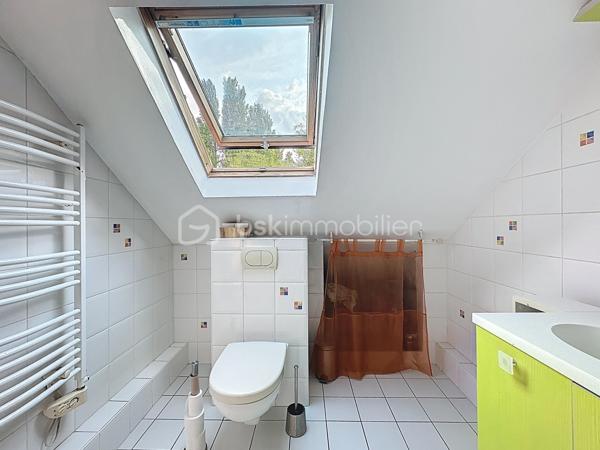 Au sein d'un secteur CALME et RECHERCHÉ de Corbeil-Essonnes, venez découvrir cette jolie maison de 4 chambres composée comme suit :

Une entrée menant vers un joli SÉJOUR LUMINEUX avec sa CUISINE OUVERTE, aménagée et équipée.

Un WC indépendant, une jolie SALLE DE BAINS ainsi que DEUX CHAMBRES dont une avec DRESSING.

A l'étage, un VASTE PALIER menant vers DEUX BELLES CHAMBRES ainsi qu'une SALLE d'EAU avec WC.

Édifiée sur un terrain de 500m², cette maison offre un BEAU JARDIN avec une superbe exposition DONNANT LE SOLEIL TOUTE LA JOURNÉE.

Grand garage + buanderie, vous pourrez également stationner plusieurs véhicules devant et dans la propriété.

POMPE A CHALEUR, DOUBLE VITRAGE PVC, VOLETS ROULANTS ÉLECTRIQUES.

Proche toutes commodités, axes routier, gare...

Contactez-moi pour une visite, je suis disponible 24/24H et 7/7J.