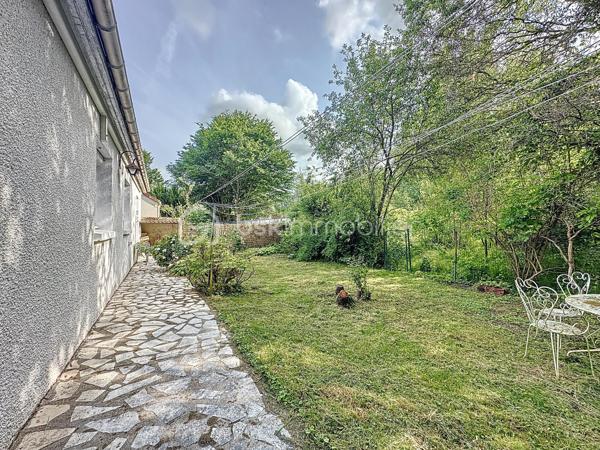 Au sein d'un secteur CALME et RECHERCHÉ de Corbeil-Essonnes, venez découvrir cette jolie maison de 4 chambres composée comme suit :

Une entrée menant vers un joli SÉJOUR LUMINEUX avec sa CUISINE OUVERTE, aménagée et équipée.

Un WC indépendant, une jolie SALLE DE BAINS ainsi que DEUX CHAMBRES dont une avec DRESSING.

A l'étage, un VASTE PALIER menant vers DEUX BELLES CHAMBRES ainsi qu'une SALLE d'EAU avec WC.

Édifiée sur un terrain de 500m², cette maison offre un BEAU JARDIN avec une superbe exposition DONNANT LE SOLEIL TOUTE LA JOURNÉE.

Grand garage + buanderie, vous pourrez également stationner plusieurs véhicules devant et dans la propriété.

POMPE A CHALEUR, DOUBLE VITRAGE PVC, VOLETS ROULANTS ÉLECTRIQUES.

Proche toutes commodités, axes routier, gare...

Contactez-moi pour une visite, je suis disponible 24/24H et 7/7J.
