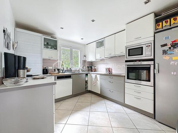 Au sein d'un secteur CALME et RECHERCHÉ de Corbeil-Essonnes, venez découvrir cette jolie maison de 4 chambres composée comme suit :

Une entrée menant vers un joli SÉJOUR LUMINEUX avec sa CUISINE OUVERTE, aménagée et équipée.

Un WC indépendant, une jolie SALLE DE BAINS ainsi que DEUX CHAMBRES dont une avec DRESSING.

A l'étage, un VASTE PALIER menant vers DEUX BELLES CHAMBRES ainsi qu'une SALLE d'EAU avec WC.

Édifiée sur un terrain de 500m², cette maison offre un BEAU JARDIN avec une superbe exposition DONNANT LE SOLEIL TOUTE LA JOURNÉE.

Grand garage + buanderie, vous pourrez également stationner plusieurs véhicules devant et dans la propriété.

POMPE A CHALEUR, DOUBLE VITRAGE PVC, VOLETS ROULANTS ÉLECTRIQUES.

Proche toutes commodités, axes routier, gare...

Contactez-moi pour une visite, je suis disponible 24/24H et 7/7J.