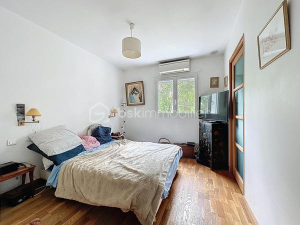 Au sein d'un secteur CALME et RECHERCHÉ de Corbeil-Essonnes, venez découvrir cette jolie maison de 4 chambres composée comme suit :

Une entrée menant vers un joli SÉJOUR LUMINEUX avec sa CUISINE OUVERTE, aménagée et équipée.

Un WC indépendant, une jolie SALLE DE BAINS ainsi que DEUX CHAMBRES dont une avec DRESSING.

A l'étage, un VASTE PALIER menant vers DEUX BELLES CHAMBRES ainsi qu'une SALLE d'EAU avec WC.

Édifiée sur un terrain de 500m², cette maison offre un BEAU JARDIN avec une superbe exposition DONNANT LE SOLEIL TOUTE LA JOURNÉE.

Grand garage + buanderie, vous pourrez également stationner plusieurs véhicules devant et dans la propriété.

POMPE A CHALEUR, DOUBLE VITRAGE PVC, VOLETS ROULANTS ÉLECTRIQUES.

Proche toutes commodités, axes routier, gare...

Contactez-moi pour une visite, je suis disponible 24/24H et 7/7J.