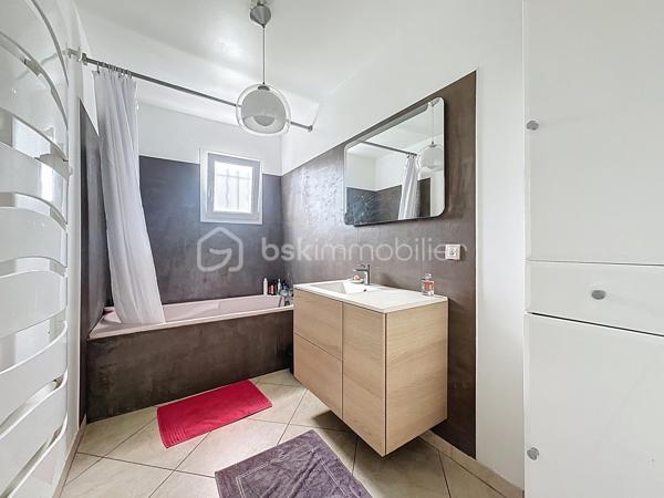 Au sein d'un secteur CALME et RECHERCHÉ de Corbeil-Essonnes, venez découvrir cette jolie maison de 4 chambres composée comme suit :

Une entrée menant vers un joli SÉJOUR LUMINEUX avec sa CUISINE OUVERTE, aménagée et équipée.

Un WC indépendant, une jolie SALLE DE BAINS ainsi que DEUX CHAMBRES dont une avec DRESSING.

A l'étage, un VASTE PALIER menant vers DEUX BELLES CHAMBRES ainsi qu'une SALLE d'EAU avec WC.

Édifiée sur un terrain de 500m², cette maison offre un BEAU JARDIN avec une superbe exposition DONNANT LE SOLEIL TOUTE LA JOURNÉE.

Grand garage + buanderie, vous pourrez également stationner plusieurs véhicules devant et dans la propriété.

POMPE A CHALEUR, DOUBLE VITRAGE PVC, VOLETS ROULANTS ÉLECTRIQUES.

Proche toutes commodités, axes routier, gare...

Contactez-moi pour une visite, je suis disponible 24/24H et 7/7J.