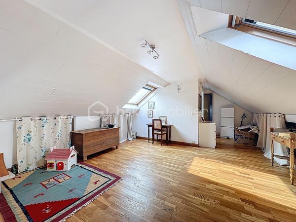 Au sein d'un secteur CALME et RECHERCHÉ de Corbeil-Essonnes, venez découvrir cette jolie maison de 4 chambres composée comme suit :

Une entrée menant vers un joli SÉJOUR LUMINEUX avec sa CUISINE OUVERTE, aménagée et équipée.

Un WC indépendant, une jolie SALLE DE BAINS ainsi que DEUX CHAMBRES dont une avec DRESSING.

A l'étage, un VASTE PALIER menant vers DEUX BELLES CHAMBRES ainsi qu'une SALLE d'EAU avec WC.

Édifiée sur un terrain de 500m², cette maison offre un BEAU JARDIN avec une superbe exposition DONNANT LE SOLEIL TOUTE LA JOURNÉE.

Grand garage + buanderie, vous pourrez également stationner plusieurs véhicules devant et dans la propriété.

POMPE A CHALEUR, DOUBLE VITRAGE PVC, VOLETS ROULANTS ÉLECTRIQUES.

Proche toutes commodités, axes routier, gare...

Contactez-moi pour une visite, je suis disponible 24/24H et 7/7J.