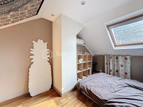 Au sein d'un secteur CALME et RECHERCHÉ de Corbeil-Essonnes, venez découvrir cette jolie maison de 4 chambres composée comme suit :

Une entrée menant vers un joli SÉJOUR LUMINEUX avec sa CUISINE OUVERTE, aménagée et équipée.

Un WC indépendant, une jolie SALLE DE BAINS ainsi que DEUX CHAMBRES dont une avec DRESSING.

A l'étage, un VASTE PALIER menant vers DEUX BELLES CHAMBRES ainsi qu'une SALLE d'EAU avec WC.

Édifiée sur un terrain de 500m², cette maison offre un BEAU JARDIN avec une superbe exposition DONNANT LE SOLEIL TOUTE LA JOURNÉE.

Grand garage + buanderie, vous pourrez également stationner plusieurs véhicules devant et dans la propriété.

POMPE A CHALEUR, DOUBLE VITRAGE PVC, VOLETS ROULANTS ÉLECTRIQUES.

Proche toutes commodités, axes routier, gare...

Contactez-moi pour une visite, je suis disponible 24/24H et 7/7J.