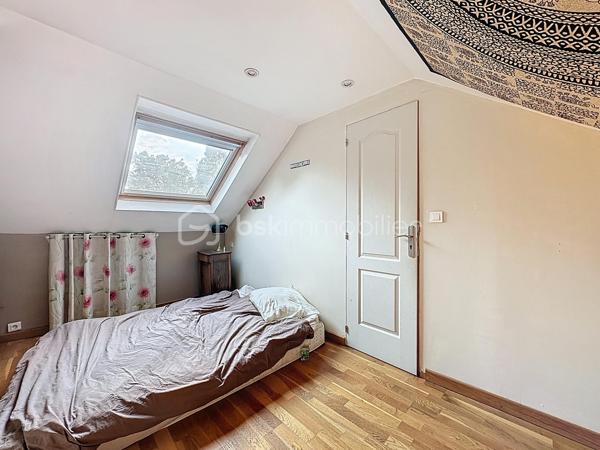 Au sein d'un secteur CALME et RECHERCHÉ de Corbeil-Essonnes, venez découvrir cette jolie maison de 4 chambres composée comme suit :

Une entrée menant vers un joli SÉJOUR LUMINEUX avec sa CUISINE OUVERTE, aménagée et équipée.

Un WC indépendant, une jolie SALLE DE BAINS ainsi que DEUX CHAMBRES dont une avec DRESSING.

A l'étage, un VASTE PALIER menant vers DEUX BELLES CHAMBRES ainsi qu'une SALLE d'EAU avec WC.

Édifiée sur un terrain de 500m², cette maison offre un BEAU JARDIN avec une superbe exposition DONNANT LE SOLEIL TOUTE LA JOURNÉE.

Grand garage + buanderie, vous pourrez également stationner plusieurs véhicules devant et dans la propriété.

POMPE A CHALEUR, DOUBLE VITRAGE PVC, VOLETS ROULANTS ÉLECTRIQUES.

Proche toutes commodités, axes routier, gare...

Contactez-moi pour une visite, je suis disponible 24/24H et 7/7J.
