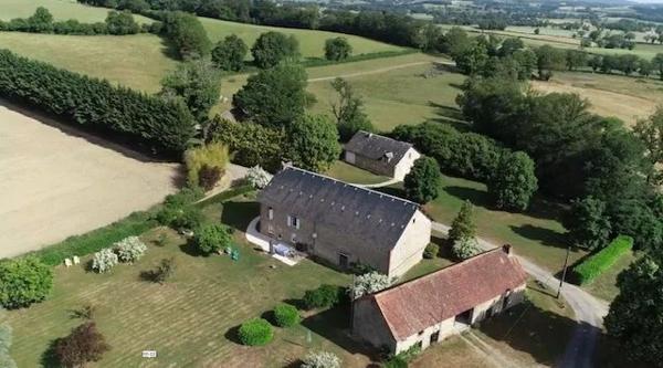 Trois superbes propriétés situées dans leur propre hameau