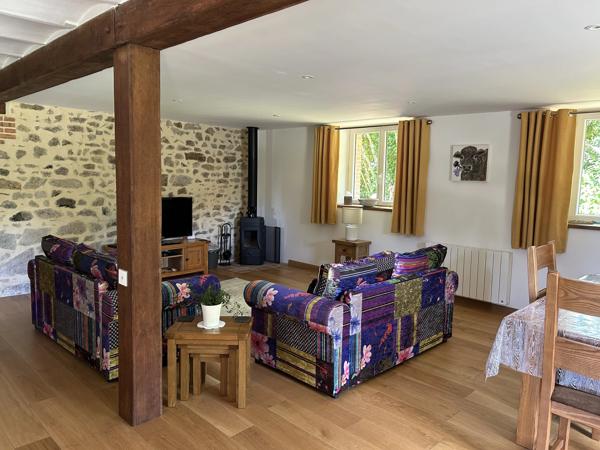 Trois superbes propriétés situées dans leur propre hameau