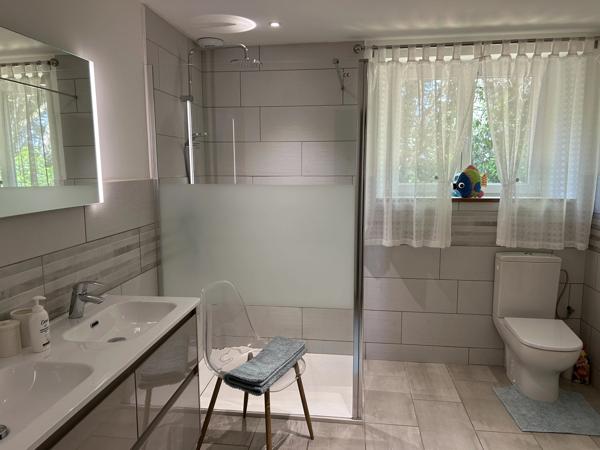 Trois superbes propriétés situées dans leur propre hameau