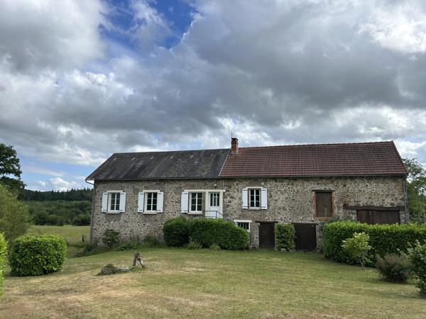 Trois superbes propriétés situées dans leur propre hameau