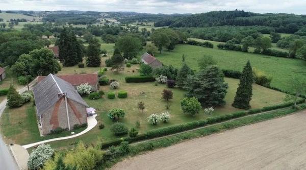 Trois superbes propriétés situées dans leur propre hameau