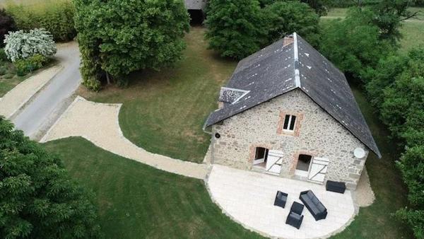 Trois superbes propriétés situées dans leur propre hameau