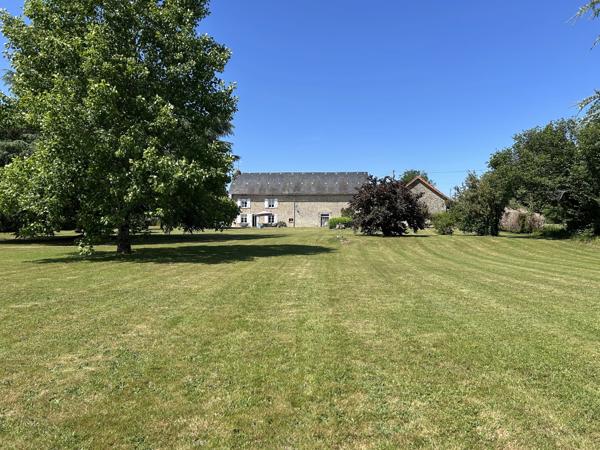 Trois superbes propriétés situées dans leur propre hameau