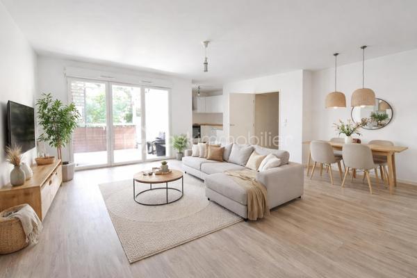 Vous souhaitez investir, venez découvrir cet appartement vendu loué ( loyer mensuel CC de 1034€ )

Cet appartement de 70 m², situé dans un immeuble de 2016 au 2ème étage d'une résidence de quatre niveaux, il séduit par son allure contemporaine et sa proximité avec les commodités urbaines. 

Cet appartement offre un agencement habilement conçu avec un beau séjour avec cuisine semi ouverte, deux chambres, une salle de bain et un WC séparé. Une terrasse de 10m² accompagne ce bien.

Côté stationnement, l'appartement dispose de deux places de parking en enfilade situé au sous-sol.

Ce logement est proposé à la vente dans le cadre d'un investiment locatif avec un bail en cours.

Contactez moi pour une visite !