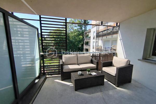 Vous souhaitez investir, venez découvrir cet appartement vendu loué ( loyer mensuel CC de 1034€ )

Cet appartement de 70 m², situé dans un immeuble de 2016 au 2ème étage d'une résidence de quatre niveaux, il séduit par son allure contemporaine et sa proximité avec les commodités urbaines. 

Cet appartement offre un agencement habilement conçu avec un beau séjour avec cuisine semi ouverte, deux chambres, une salle de bain et un WC séparé. Une terrasse de 10m² accompagne ce bien.

Côté stationnement, l'appartement dispose de deux places de parking en enfilade situé au sous-sol.

Ce logement est proposé à la vente dans le cadre d'un investiment locatif avec un bail en cours.

Contactez moi pour une visite !