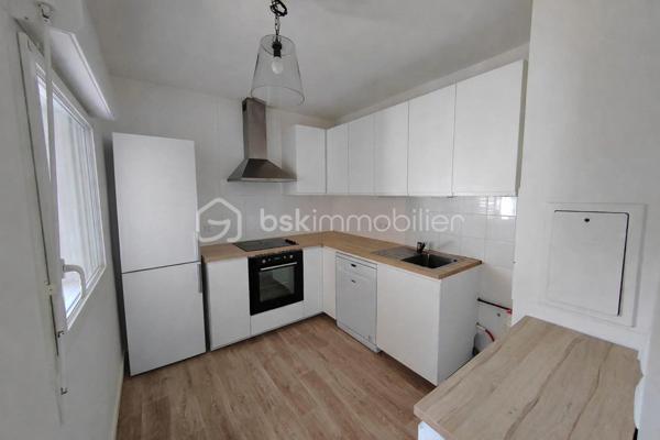 Vous souhaitez investir, venez découvrir cet appartement vendu loué ( loyer mensuel CC de 1034€ )

Cet appartement de 70 m², situé dans un immeuble de 2016 au 2ème étage d'une résidence de quatre niveaux, il séduit par son allure contemporaine et sa proximité avec les commodités urbaines. 

Cet appartement offre un agencement habilement conçu avec un beau séjour avec cuisine semi ouverte, deux chambres, une salle de bain et un WC séparé. Une terrasse de 10m² accompagne ce bien.

Côté stationnement, l'appartement dispose de deux places de parking en enfilade situé au sous-sol.

Ce logement est proposé à la vente dans le cadre d'un investiment locatif avec un bail en cours.

Contactez moi pour une visite !