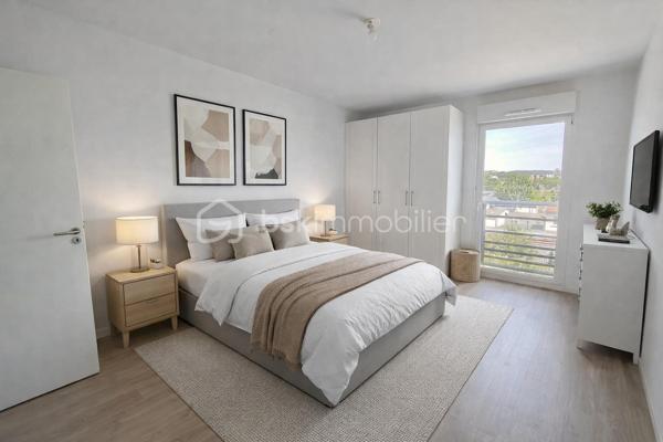 Vous souhaitez investir, venez découvrir cet appartement vendu loué ( loyer mensuel CC de 1034€ )

Cet appartement de 70 m², situé dans un immeuble de 2016 au 2ème étage d'une résidence de quatre niveaux, il séduit par son allure contemporaine et sa proximité avec les commodités urbaines. 

Cet appartement offre un agencement habilement conçu avec un beau séjour avec cuisine semi ouverte, deux chambres, une salle de bain et un WC séparé. Une terrasse de 10m² accompagne ce bien.

Côté stationnement, l'appartement dispose de deux places de parking en enfilade situé au sous-sol.

Ce logement est proposé à la vente dans le cadre d'un investiment locatif avec un bail en cours.

Contactez moi pour une visite !