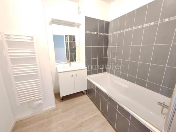 Vous souhaitez investir, venez découvrir cet appartement vendu loué ( loyer mensuel CC de 1034€ )

Cet appartement de 70 m², situé dans un immeuble de 2016 au 2ème étage d'une résidence de quatre niveaux, il séduit par son allure contemporaine et sa proximité avec les commodités urbaines. 

Cet appartement offre un agencement habilement conçu avec un beau séjour avec cuisine semi ouverte, deux chambres, une salle de bain et un WC séparé. Une terrasse de 10m² accompagne ce bien.

Côté stationnement, l'appartement dispose de deux places de parking en enfilade situé au sous-sol.

Ce logement est proposé à la vente dans le cadre d'un investiment locatif avec un bail en cours.

Contactez moi pour une visite !