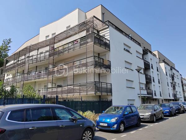 Vous souhaitez investir, venez découvrir cet appartement vendu loué ( loyer mensuel CC de 1034€ )

Cet appartement de 70 m², situé dans un immeuble de 2016 au 2ème étage d'une résidence de quatre niveaux, il séduit par son allure contemporaine et sa proximité avec les commodités urbaines. 

Cet appartement offre un agencement habilement conçu avec un beau séjour avec cuisine semi ouverte, deux chambres, une salle de bain et un WC séparé. Une terrasse de 10m² accompagne ce bien.

Côté stationnement, l'appartement dispose de deux places de parking en enfilade situé au sous-sol.

Ce logement est proposé à la vente dans le cadre d'un investiment locatif avec un bail en cours.

Contactez moi pour une visite !