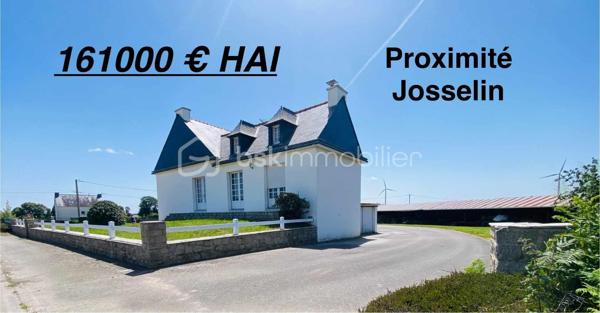 Maison de 154 m² avec atelier de 435 m² sur un terrain d'environ 3 000 m²
Découvrez cette maison de style Néo-bretonne d'environ 154 m² habitables , implantée sur un vaste terrain de 3 000 m², agrémenté d'un grand jardin. Cette propriété offre également un atelier d'environ 435 m², anciennement utilisé comme atelier d'artisan, offrant de nombreuses possibilités d'aménagement ou d'exploitation professionnelle.

Le bien se compose comme suit :
Sous-sol :
- Chaufferie,
- Buanderie,
- Deux garages
- Une Cave.

Rez-de-chaussée :
- Salon / séjour lumineux,
- Cuisine indépendante,
- Deux chambres, dont une avec salle d'eau privative.

Étage :
- Palier desservant trois grandes chambres,
- Pièce de rangement,
- Salle de bains avec WC,
- Grenier.

Prestations complémentaires :
- Assainissement individuel
- Chauffage au fioul.

Ce bien aux beaux volumes et au fort potentiel nécessitera une enveloppe travaux afin de le réhabiliter et de le mettre au goût du jour. 
Il conviendra parfaitement à un artisan, à une activité nécessitant un grand espace de stockage ou à un projet de réaménagement selon vos besoins.

Une opportunité rare offrant de multiples possibilités sur un environnement spacieux et verdoyant.