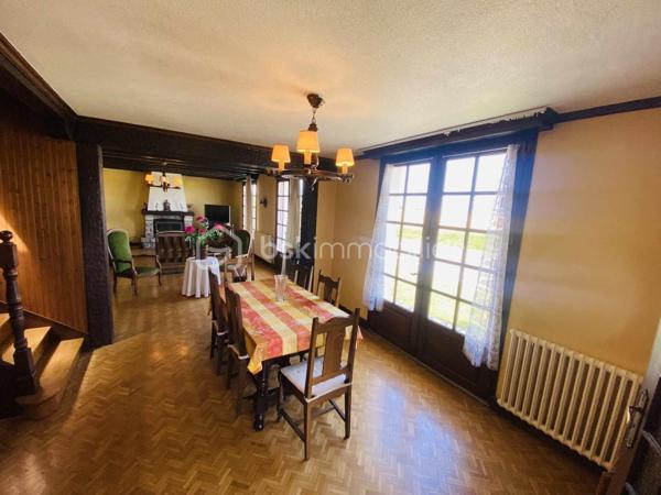 Maison de 154 m² avec atelier de 435 m² sur un terrain d'environ 3 000 m²
Découvrez cette maison de style Néo-bretonne d'environ 154 m² habitables , implantée sur un vaste terrain de 3 000 m², agrémenté d'un grand jardin. Cette propriété offre également un atelier d'environ 435 m², anciennement utilisé comme atelier d'artisan, offrant de nombreuses possibilités d'aménagement ou d'exploitation professionnelle.

Le bien se compose comme suit :
Sous-sol :
- Chaufferie,
- Buanderie,
- Deux garages
- Une Cave.

Rez-de-chaussée :
- Salon / séjour lumineux,
- Cuisine indépendante,
- Deux chambres, dont une avec salle d'eau privative.

Étage :
- Palier desservant trois grandes chambres,
- Pièce de rangement,
- Salle de bains avec WC,
- Grenier.

Prestations complémentaires :
- Assainissement individuel
- Chauffage au fioul.

Ce bien aux beaux volumes et au fort potentiel nécessitera une enveloppe travaux afin de le réhabiliter et de le mettre au goût du jour. 
Il conviendra parfaitement à un artisan, à une activité nécessitant un grand espace de stockage ou à un projet de réaménagement selon vos besoins.

Une opportunité rare offrant de multiples possibilités sur un environnement spacieux et verdoyant.