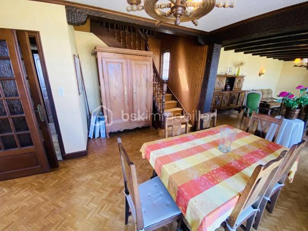 Maison de 154 m² avec atelier de 435 m² sur un terrain d'environ 3 000 m²
Découvrez cette maison de style Néo-bretonne d'environ 154 m² habitables , implantée sur un vaste terrain de 3 000 m², agrémenté d'un grand jardin. Cette propriété offre également un atelier d'environ 435 m², anciennement utilisé comme atelier d'artisan, offrant de nombreuses possibilités d'aménagement ou d'exploitation professionnelle.

Le bien se compose comme suit :
Sous-sol :
- Chaufferie,
- Buanderie,
- Deux garages
- Une Cave.

Rez-de-chaussée :
- Salon / séjour lumineux,
- Cuisine indépendante,
- Deux chambres, dont une avec salle d'eau privative.

Étage :
- Palier desservant trois grandes chambres,
- Pièce de rangement,
- Salle de bains avec WC,
- Grenier.

Prestations complémentaires :
- Assainissement individuel
- Chauffage au fioul.

Ce bien aux beaux volumes et au fort potentiel nécessitera une enveloppe travaux afin de le réhabiliter et de le mettre au goût du jour. 
Il conviendra parfaitement à un artisan, à une activité nécessitant un grand espace de stockage ou à un projet de réaménagement selon vos besoins.

Une opportunité rare offrant de multiples possibilités sur un environnement spacieux et verdoyant.