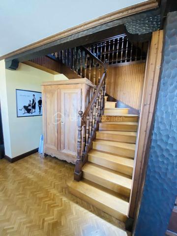 Maison de 154 m² avec atelier de 435 m² sur un terrain d'environ 3 000 m²
Découvrez cette maison de style Néo-bretonne d'environ 154 m² habitables , implantée sur un vaste terrain de 3 000 m², agrémenté d'un grand jardin. Cette propriété offre également un atelier d'environ 435 m², anciennement utilisé comme atelier d'artisan, offrant de nombreuses possibilités d'aménagement ou d'exploitation professionnelle.

Le bien se compose comme suit :
Sous-sol :
- Chaufferie,
- Buanderie,
- Deux garages
- Une Cave.

Rez-de-chaussée :
- Salon / séjour lumineux,
- Cuisine indépendante,
- Deux chambres, dont une avec salle d'eau privative.

Étage :
- Palier desservant trois grandes chambres,
- Pièce de rangement,
- Salle de bains avec WC,
- Grenier.

Prestations complémentaires :
- Assainissement individuel
- Chauffage au fioul.

Ce bien aux beaux volumes et au fort potentiel nécessitera une enveloppe travaux afin de le réhabiliter et de le mettre au goût du jour. 
Il conviendra parfaitement à un artisan, à une activité nécessitant un grand espace de stockage ou à un projet de réaménagement selon vos besoins.

Une opportunité rare offrant de multiples possibilités sur un environnement spacieux et verdoyant.