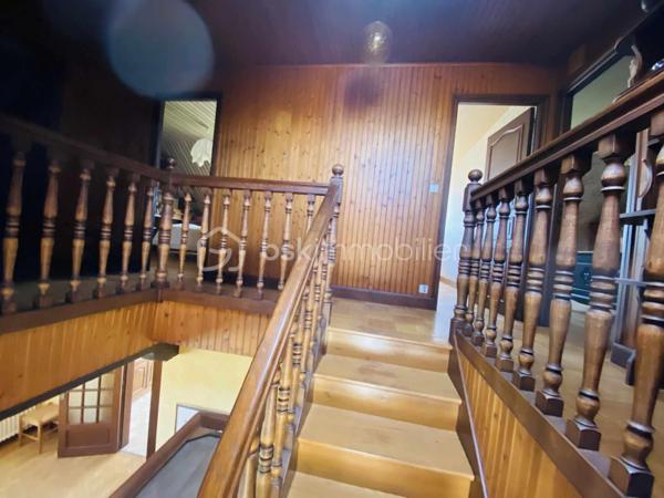 Maison de 154 m² avec atelier de 435 m² sur un terrain d'environ 3 000 m²
Découvrez cette maison de style Néo-bretonne d'environ 154 m² habitables , implantée sur un vaste terrain de 3 000 m², agrémenté d'un grand jardin. Cette propriété offre également un atelier d'environ 435 m², anciennement utilisé comme atelier d'artisan, offrant de nombreuses possibilités d'aménagement ou d'exploitation professionnelle.

Le bien se compose comme suit :
Sous-sol :
- Chaufferie,
- Buanderie,
- Deux garages
- Une Cave.

Rez-de-chaussée :
- Salon / séjour lumineux,
- Cuisine indépendante,
- Deux chambres, dont une avec salle d'eau privative.

Étage :
- Palier desservant trois grandes chambres,
- Pièce de rangement,
- Salle de bains avec WC,
- Grenier.

Prestations complémentaires :
- Assainissement individuel
- Chauffage au fioul.

Ce bien aux beaux volumes et au fort potentiel nécessitera une enveloppe travaux afin de le réhabiliter et de le mettre au goût du jour. 
Il conviendra parfaitement à un artisan, à une activité nécessitant un grand espace de stockage ou à un projet de réaménagement selon vos besoins.

Une opportunité rare offrant de multiples possibilités sur un environnement spacieux et verdoyant.