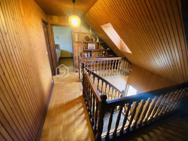Maison de 154 m² avec atelier de 435 m² sur un terrain d'environ 3 000 m²
Découvrez cette maison de style Néo-bretonne d'environ 154 m² habitables , implantée sur un vaste terrain de 3 000 m², agrémenté d'un grand jardin. Cette propriété offre également un atelier d'environ 435 m², anciennement utilisé comme atelier d'artisan, offrant de nombreuses possibilités d'aménagement ou d'exploitation professionnelle.

Le bien se compose comme suit :
Sous-sol :
- Chaufferie,
- Buanderie,
- Deux garages
- Une Cave.

Rez-de-chaussée :
- Salon / séjour lumineux,
- Cuisine indépendante,
- Deux chambres, dont une avec salle d'eau privative.

Étage :
- Palier desservant trois grandes chambres,
- Pièce de rangement,
- Salle de bains avec WC,
- Grenier.

Prestations complémentaires :
- Assainissement individuel
- Chauffage au fioul.

Ce bien aux beaux volumes et au fort potentiel nécessitera une enveloppe travaux afin de le réhabiliter et de le mettre au goût du jour. 
Il conviendra parfaitement à un artisan, à une activité nécessitant un grand espace de stockage ou à un projet de réaménagement selon vos besoins.

Une opportunité rare offrant de multiples possibilités sur un environnement spacieux et verdoyant.
