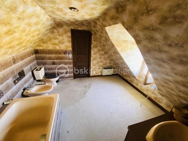 Maison de 154 m² avec atelier de 435 m² sur un terrain d'environ 3 000 m²
Découvrez cette maison de style Néo-bretonne d'environ 154 m² habitables , implantée sur un vaste terrain de 3 000 m², agrémenté d'un grand jardin. Cette propriété offre également un atelier d'environ 435 m², anciennement utilisé comme atelier d'artisan, offrant de nombreuses possibilités d'aménagement ou d'exploitation professionnelle.

Le bien se compose comme suit :
Sous-sol :
- Chaufferie,
- Buanderie,
- Deux garages
- Une Cave.

Rez-de-chaussée :
- Salon / séjour lumineux,
- Cuisine indépendante,
- Deux chambres, dont une avec salle d'eau privative.

Étage :
- Palier desservant trois grandes chambres,
- Pièce de rangement,
- Salle de bains avec WC,
- Grenier.

Prestations complémentaires :
- Assainissement individuel
- Chauffage au fioul.

Ce bien aux beaux volumes et au fort potentiel nécessitera une enveloppe travaux afin de le réhabiliter et de le mettre au goût du jour. 
Il conviendra parfaitement à un artisan, à une activité nécessitant un grand espace de stockage ou à un projet de réaménagement selon vos besoins.

Une opportunité rare offrant de multiples possibilités sur un environnement spacieux et verdoyant.