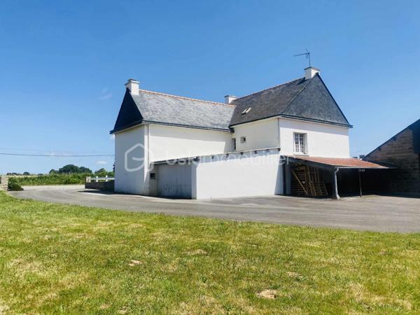 Maison de 154 m² avec atelier de 435 m² sur un terrain d'environ 3 000 m²
Découvrez cette maison de style Néo-bretonne d'environ 154 m² habitables , implantée sur un vaste terrain de 3 000 m², agrémenté d'un grand jardin. Cette propriété offre également un atelier d'environ 435 m², anciennement utilisé comme atelier d'artisan, offrant de nombreuses possibilités d'aménagement ou d'exploitation professionnelle.

Le bien se compose comme suit :
Sous-sol :
- Chaufferie,
- Buanderie,
- Deux garages
- Une Cave.

Rez-de-chaussée :
- Salon / séjour lumineux,
- Cuisine indépendante,
- Deux chambres, dont une avec salle d'eau privative.

Étage :
- Palier desservant trois grandes chambres,
- Pièce de rangement,
- Salle de bains avec WC,
- Grenier.

Prestations complémentaires :
- Assainissement individuel
- Chauffage au fioul.

Ce bien aux beaux volumes et au fort potentiel nécessitera une enveloppe travaux afin de le réhabiliter et de le mettre au goût du jour. 
Il conviendra parfaitement à un artisan, à une activité nécessitant un grand espace de stockage ou à un projet de réaménagement selon vos besoins.

Une opportunité rare offrant de multiples possibilités sur un environnement spacieux et verdoyant.