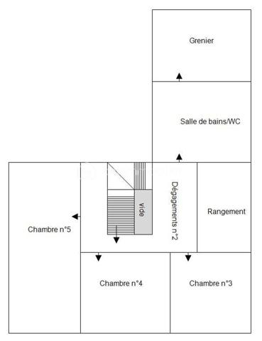 Maison de 154 m² avec atelier de 435 m² sur un terrain d'environ 3 000 m²
Découvrez cette maison de style Néo-bretonne d'environ 154 m² habitables , implantée sur un vaste terrain de 3 000 m², agrémenté d'un grand jardin. Cette propriété offre également un atelier d'environ 435 m², anciennement utilisé comme atelier d'artisan, offrant de nombreuses possibilités d'aménagement ou d'exploitation professionnelle.

Le bien se compose comme suit :
Sous-sol :
- Chaufferie,
- Buanderie,
- Deux garages
- Une Cave.

Rez-de-chaussée :
- Salon / séjour lumineux,
- Cuisine indépendante,
- Deux chambres, dont une avec salle d'eau privative.

Étage :
- Palier desservant trois grandes chambres,
- Pièce de rangement,
- Salle de bains avec WC,
- Grenier.

Prestations complémentaires :
- Assainissement individuel
- Chauffage au fioul.

Ce bien aux beaux volumes et au fort potentiel nécessitera une enveloppe travaux afin de le réhabiliter et de le mettre au goût du jour. 
Il conviendra parfaitement à un artisan, à une activité nécessitant un grand espace de stockage ou à un projet de réaménagement selon vos besoins.

Une opportunité rare offrant de multiples possibilités sur un environnement spacieux et verdoyant.