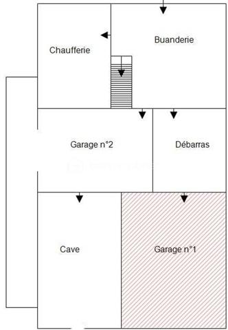 Maison de 154 m² avec atelier de 435 m² sur un terrain d'environ 3 000 m²
Découvrez cette maison de style Néo-bretonne d'environ 154 m² habitables , implantée sur un vaste terrain de 3 000 m², agrémenté d'un grand jardin. Cette propriété offre également un atelier d'environ 435 m², anciennement utilisé comme atelier d'artisan, offrant de nombreuses possibilités d'aménagement ou d'exploitation professionnelle.

Le bien se compose comme suit :
Sous-sol :
- Chaufferie,
- Buanderie,
- Deux garages
- Une Cave.

Rez-de-chaussée :
- Salon / séjour lumineux,
- Cuisine indépendante,
- Deux chambres, dont une avec salle d'eau privative.

Étage :
- Palier desservant trois grandes chambres,
- Pièce de rangement,
- Salle de bains avec WC,
- Grenier.

Prestations complémentaires :
- Assainissement individuel
- Chauffage au fioul.

Ce bien aux beaux volumes et au fort potentiel nécessitera une enveloppe travaux afin de le réhabiliter et de le mettre au goût du jour. 
Il conviendra parfaitement à un artisan, à une activité nécessitant un grand espace de stockage ou à un projet de réaménagement selon vos besoins.

Une opportunité rare offrant de multiples possibilités sur un environnement spacieux et verdoyant.