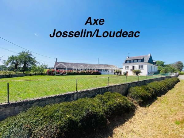 Maison de 154 m² avec atelier de 435 m² sur un terrain d'environ 3 000 m²
Découvrez cette maison de style Néo-bretonne d'environ 154 m² habitables , implantée sur un vaste terrain de 3 000 m², agrémenté d'un grand jardin. Cette propriété offre également un atelier d'environ 435 m², anciennement utilisé comme atelier d'artisan, offrant de nombreuses possibilités d'aménagement ou d'exploitation professionnelle.

Le bien se compose comme suit :
Sous-sol :
- Chaufferie,
- Buanderie,
- Deux garages
- Une Cave.

Rez-de-chaussée :
- Salon / séjour lumineux,
- Cuisine indépendante,
- Deux chambres, dont une avec salle d'eau privative.

Étage :
- Palier desservant trois grandes chambres,
- Pièce de rangement,
- Salle de bains avec WC,
- Grenier.

Prestations complémentaires :
- Assainissement individuel
- Chauffage au fioul.

Ce bien aux beaux volumes et au fort potentiel nécessitera une enveloppe travaux afin de le réhabiliter et de le mettre au goût du jour. 
Il conviendra parfaitement à un artisan, à une activité nécessitant un grand espace de stockage ou à un projet de réaménagement selon vos besoins.

Une opportunité rare offrant de multiples possibilités sur un environnement spacieux et verdoyant.