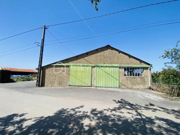 Maison de 154 m² avec atelier de 435 m² sur un terrain d'environ 3 000 m²
Découvrez cette maison de style Néo-bretonne d'environ 154 m² habitables , implantée sur un vaste terrain de 3 000 m², agrémenté d'un grand jardin. Cette propriété offre également un atelier d'environ 435 m², anciennement utilisé comme atelier d'artisan, offrant de nombreuses possibilités d'aménagement ou d'exploitation professionnelle.

Le bien se compose comme suit :
Sous-sol :
- Chaufferie,
- Buanderie,
- Deux garages
- Une Cave.

Rez-de-chaussée :
- Salon / séjour lumineux,
- Cuisine indépendante,
- Deux chambres, dont une avec salle d'eau privative.

Étage :
- Palier desservant trois grandes chambres,
- Pièce de rangement,
- Salle de bains avec WC,
- Grenier.

Prestations complémentaires :
- Assainissement individuel
- Chauffage au fioul.

Ce bien aux beaux volumes et au fort potentiel nécessitera une enveloppe travaux afin de le réhabiliter et de le mettre au goût du jour. 
Il conviendra parfaitement à un artisan, à une activité nécessitant un grand espace de stockage ou à un projet de réaménagement selon vos besoins.

Une opportunité rare offrant de multiples possibilités sur un environnement spacieux et verdoyant.