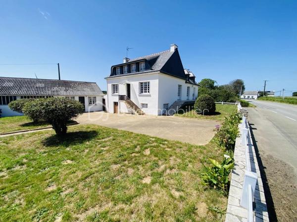 Maison de 154 m² avec atelier de 435 m² sur un terrain d'environ 3 000 m²
Découvrez cette maison de style Néo-bretonne d'environ 154 m² habitables , implantée sur un vaste terrain de 3 000 m², agrémenté d'un grand jardin. Cette propriété offre également un atelier d'environ 435 m², anciennement utilisé comme atelier d'artisan, offrant de nombreuses possibilités d'aménagement ou d'exploitation professionnelle.

Le bien se compose comme suit :
Sous-sol :
- Chaufferie,
- Buanderie,
- Deux garages
- Une Cave.

Rez-de-chaussée :
- Salon / séjour lumineux,
- Cuisine indépendante,
- Deux chambres, dont une avec salle d'eau privative.

Étage :
- Palier desservant trois grandes chambres,
- Pièce de rangement,
- Salle de bains avec WC,
- Grenier.

Prestations complémentaires :
- Assainissement individuel
- Chauffage au fioul.

Ce bien aux beaux volumes et au fort potentiel nécessitera une enveloppe travaux afin de le réhabiliter et de le mettre au goût du jour. 
Il conviendra parfaitement à un artisan, à une activité nécessitant un grand espace de stockage ou à un projet de réaménagement selon vos besoins.

Une opportunité rare offrant de multiples possibilités sur un environnement spacieux et verdoyant.