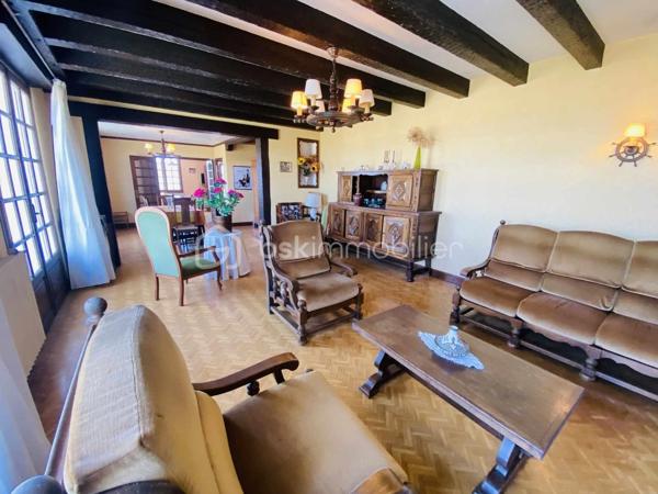 Maison de 154 m² avec atelier de 435 m² sur un terrain d'environ 3 000 m²
Découvrez cette maison de style Néo-bretonne d'environ 154 m² habitables , implantée sur un vaste terrain de 3 000 m², agrémenté d'un grand jardin. Cette propriété offre également un atelier d'environ 435 m², anciennement utilisé comme atelier d'artisan, offrant de nombreuses possibilités d'aménagement ou d'exploitation professionnelle.

Le bien se compose comme suit :
Sous-sol :
- Chaufferie,
- Buanderie,
- Deux garages
- Une Cave.

Rez-de-chaussée :
- Salon / séjour lumineux,
- Cuisine indépendante,
- Deux chambres, dont une avec salle d'eau privative.

Étage :
- Palier desservant trois grandes chambres,
- Pièce de rangement,
- Salle de bains avec WC,
- Grenier.

Prestations complémentaires :
- Assainissement individuel
- Chauffage au fioul.

Ce bien aux beaux volumes et au fort potentiel nécessitera une enveloppe travaux afin de le réhabiliter et de le mettre au goût du jour. 
Il conviendra parfaitement à un artisan, à une activité nécessitant un grand espace de stockage ou à un projet de réaménagement selon vos besoins.

Une opportunité rare offrant de multiples possibilités sur un environnement spacieux et verdoyant.