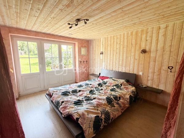 Rare sur la commune de St-Pierre-La-Cour, longère de 145m2 dont 125m2 de plain-pied, située à 2 kms du centre sur une parcelle de plus de 4000m2 avec une pièce d'eau ! Ne tardez pas à lire la suite, j'ai peut-être la maison dont vous rêvez ! 
Vous arriverez par un chemin privé, vous longerez la pièce d'eau pour au bout du chemin découvrir cette maison belle et longue maison en pierre. 
Nous commencerons la visite par le salon-séjour lumineux de 37m2 qui donne accès aussi au jardin. L'escalier tout récemment installé dessert la seule pièce de l'étage, une pièce de 20m2 récente qui sert aujourd'hui de chambre mais qui pourrait aisément devenir une salle de jeux, de sport ou encore un bureau. La charpente a été laissée apparente afin de donner du cachet à cette pièce, et c'est réussi ! 
Nous poursuivrons la visite du rez-de-chaussée avec la cuisine de 17m2, un très beau potentiel pour ses futurs propriétaires, comme sur la simulation que je vous ai mise en photo pour vous aider à vous projeter. 
Un couloir avec placard nous conduit à un wc séparé, une salle d'eau de 5m2 à rénover (comme pour la cuisine, je vous ai joins une photo avec une idée de projet)  et ensuite nous accèdons aux trois chambres qui ont toute la même particularité .... elles ont toutes les 3 un accès direct et privatif au jardin, rare encore ! La première chambre fait 12m2, la seconde 15m2 et la chambre parentale fait 22m2. Cette dernière a été séparée par un dressing. 
Vous souhaitez plus grand ? C'est possible puisque 60m2 de combles sont encore aménageables. 
Coté rangement, attenant et accessible par le salon-séjour et par une porte extérieur, vous découvrirez une buanderie arrière-cuisine de 22m2 (non comptabilisée dans la surface habitable). 
Le mode de chauffage de cette maison est un insert bois avec une soufflerie qui distribue la chaleur dans les pièces. 
Toutes les menuiseries sont en pvc double vitrage, elles ont été changées en 2017. La toiture et l'isolation des combles ont été refaits en 2010. La taxe foncière est de 590€.
Intéressant, depuis 2023 la maison est équipée de 7 panneaux solaires avec autoconsommation et revente du surplus ! 
La maison a un puits. La fosse septique est non conforme. 
Coté extérieur, vous pourrez profiter en toute tranquillité sans aucun vis à vis d'une parcelle d'environ 4300m2 avec une petite dépendance en pierre idéale pour un garage et belle surprise... une pièce d'eau pour les amateurs de partie de pêche en famille ou entre amis. 
Vous souhaitez un peu plus de terrain ? C'est possible, les propriétaires peuvent céder une parcelle constructible attenante d'environ 2000m2... . 
Alors, cette maison semble correspondre à vos critères de recherche ? 
Ne tardez pas, appelez-moi pour d'éventuels renseignements complémentaires et peut-être fixer une visite !
Et n'oubliez pas, Saint-Pierre-La-Cour est une commune dynamique de 2300 habitants avec une école privée, une école publique, un collège privé, un pôle enfance jeunesse, mais aussi, médecins, dentiste, kiné, centre de soins infirmiers, ostéopathes, orthophoniste, psychologue, sage-femme,  pharmacie, infirmières libérales ainsi que de nombreuses infrastructures sportives, des commerces (supérette, boulangerie, boucherie, coiffeurs, bar, etc), avec son accès rapide à l'axe Rennes-Laval et à l'autoroute ainsi que sa gare ferroviaire avec ses arrêts quotidiens.