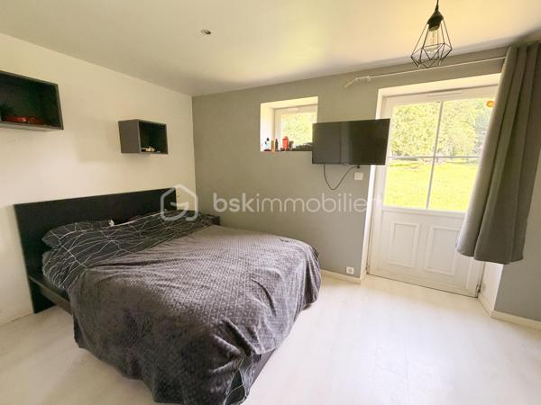 Rare sur la commune de St-Pierre-La-Cour, longère de 145m2 dont 125m2 de plain-pied, située à 2 kms du centre sur une parcelle de plus de 4000m2 avec une pièce d'eau ! Ne tardez pas à lire la suite, j'ai peut-être la maison dont vous rêvez ! 
Vous arriverez par un chemin privé, vous longerez la pièce d'eau pour au bout du chemin découvrir cette maison belle et longue maison en pierre. 
Nous commencerons la visite par le salon-séjour lumineux de 37m2 qui donne accès aussi au jardin. L'escalier tout récemment installé dessert la seule pièce de l'étage, une pièce de 20m2 récente qui sert aujourd'hui de chambre mais qui pourrait aisément devenir une salle de jeux, de sport ou encore un bureau. La charpente a été laissée apparente afin de donner du cachet à cette pièce, et c'est réussi ! 
Nous poursuivrons la visite du rez-de-chaussée avec la cuisine de 17m2, un très beau potentiel pour ses futurs propriétaires, comme sur la simulation que je vous ai mise en photo pour vous aider à vous projeter. 
Un couloir avec placard nous conduit à un wc séparé, une salle d'eau de 5m2 à rénover (comme pour la cuisine, je vous ai joins une photo avec une idée de projet)  et ensuite nous accèdons aux trois chambres qui ont toute la même particularité .... elles ont toutes les 3 un accès direct et privatif au jardin, rare encore ! La première chambre fait 12m2, la seconde 15m2 et la chambre parentale fait 22m2. Cette dernière a été séparée par un dressing. 
Vous souhaitez plus grand ? C'est possible puisque 60m2 de combles sont encore aménageables. 
Coté rangement, attenant et accessible par le salon-séjour et par une porte extérieur, vous découvrirez une buanderie arrière-cuisine de 22m2 (non comptabilisée dans la surface habitable). 
Le mode de chauffage de cette maison est un insert bois avec une soufflerie qui distribue la chaleur dans les pièces. 
Toutes les menuiseries sont en pvc double vitrage, elles ont été changées en 2017. La toiture et l'isolation des combles ont été refaits en 2010. La taxe foncière est de 590€.
Intéressant, depuis 2023 la maison est équipée de 7 panneaux solaires avec autoconsommation et revente du surplus ! 
La maison a un puits. La fosse septique est non conforme. 
Coté extérieur, vous pourrez profiter en toute tranquillité sans aucun vis à vis d'une parcelle d'environ 4300m2 avec une petite dépendance en pierre idéale pour un garage et belle surprise... une pièce d'eau pour les amateurs de partie de pêche en famille ou entre amis. 
Vous souhaitez un peu plus de terrain ? C'est possible, les propriétaires peuvent céder une parcelle constructible attenante d'environ 2000m2... . 
Alors, cette maison semble correspondre à vos critères de recherche ? 
Ne tardez pas, appelez-moi pour d'éventuels renseignements complémentaires et peut-être fixer une visite !
Et n'oubliez pas, Saint-Pierre-La-Cour est une commune dynamique de 2300 habitants avec une école privée, une école publique, un collège privé, un pôle enfance jeunesse, mais aussi, médecins, dentiste, kiné, centre de soins infirmiers, ostéopathes, orthophoniste, psychologue, sage-femme,  pharmacie, infirmières libérales ainsi que de nombreuses infrastructures sportives, des commerces (supérette, boulangerie, boucherie, coiffeurs, bar, etc), avec son accès rapide à l'axe Rennes-Laval et à l'autoroute ainsi que sa gare ferroviaire avec ses arrêts quotidiens.