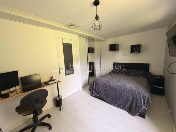 Rare sur la commune de St-Pierre-La-Cour, longère de 145m2 dont 125m2 de plain-pied, située à 2 kms du centre sur une parcelle de plus de 4000m2 avec une pièce d'eau ! Ne tardez pas à lire la suite, j'ai peut-être la maison dont vous rêvez ! 
Vous arriverez par un chemin privé, vous longerez la pièce d'eau pour au bout du chemin découvrir cette maison belle et longue maison en pierre. 
Nous commencerons la visite par le salon-séjour lumineux de 37m2 qui donne accès aussi au jardin. L'escalier tout récemment installé dessert la seule pièce de l'étage, une pièce de 20m2 récente qui sert aujourd'hui de chambre mais qui pourrait aisément devenir une salle de jeux, de sport ou encore un bureau. La charpente a été laissée apparente afin de donner du cachet à cette pièce, et c'est réussi ! 
Nous poursuivrons la visite du rez-de-chaussée avec la cuisine de 17m2, un très beau potentiel pour ses futurs propriétaires, comme sur la simulation que je vous ai mise en photo pour vous aider à vous projeter. 
Un couloir avec placard nous conduit à un wc séparé, une salle d'eau de 5m2 à rénover (comme pour la cuisine, je vous ai joins une photo avec une idée de projet)  et ensuite nous accèdons aux trois chambres qui ont toute la même particularité .... elles ont toutes les 3 un accès direct et privatif au jardin, rare encore ! La première chambre fait 12m2, la seconde 15m2 et la chambre parentale fait 22m2. Cette dernière a été séparée par un dressing. 
Vous souhaitez plus grand ? C'est possible puisque 60m2 de combles sont encore aménageables. 
Coté rangement, attenant et accessible par le salon-séjour et par une porte extérieur, vous découvrirez une buanderie arrière-cuisine de 22m2 (non comptabilisée dans la surface habitable). 
Le mode de chauffage de cette maison est un insert bois avec une soufflerie qui distribue la chaleur dans les pièces. 
Toutes les menuiseries sont en pvc double vitrage, elles ont été changées en 2017. La toiture et l'isolation des combles ont été refaits en 2010. La taxe foncière est de 590€.
Intéressant, depuis 2023 la maison est équipée de 7 panneaux solaires avec autoconsommation et revente du surplus ! 
La maison a un puits. La fosse septique est non conforme. 
Coté extérieur, vous pourrez profiter en toute tranquillité sans aucun vis à vis d'une parcelle d'environ 4300m2 avec une petite dépendance en pierre idéale pour un garage et belle surprise... une pièce d'eau pour les amateurs de partie de pêche en famille ou entre amis. 
Vous souhaitez un peu plus de terrain ? C'est possible, les propriétaires peuvent céder une parcelle constructible attenante d'environ 2000m2... . 
Alors, cette maison semble correspondre à vos critères de recherche ? 
Ne tardez pas, appelez-moi pour d'éventuels renseignements complémentaires et peut-être fixer une visite !
Et n'oubliez pas, Saint-Pierre-La-Cour est une commune dynamique de 2300 habitants avec une école privée, une école publique, un collège privé, un pôle enfance jeunesse, mais aussi, médecins, dentiste, kiné, centre de soins infirmiers, ostéopathes, orthophoniste, psychologue, sage-femme,  pharmacie, infirmières libérales ainsi que de nombreuses infrastructures sportives, des commerces (supérette, boulangerie, boucherie, coiffeurs, bar, etc), avec son accès rapide à l'axe Rennes-Laval et à l'autoroute ainsi que sa gare ferroviaire avec ses arrêts quotidiens.