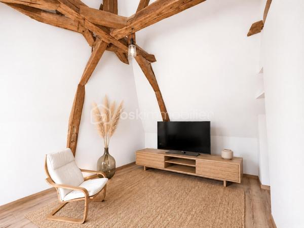 Rare sur la commune de St-Pierre-La-Cour, longère de 145m2 dont 125m2 de plain-pied, située à 2 kms du centre sur une parcelle de plus de 4000m2 avec une pièce d'eau ! Ne tardez pas à lire la suite, j'ai peut-être la maison dont vous rêvez ! 
Vous arriverez par un chemin privé, vous longerez la pièce d'eau pour au bout du chemin découvrir cette maison belle et longue maison en pierre. 
Nous commencerons la visite par le salon-séjour lumineux de 37m2 qui donne accès aussi au jardin. L'escalier tout récemment installé dessert la seule pièce de l'étage, une pièce de 20m2 récente qui sert aujourd'hui de chambre mais qui pourrait aisément devenir une salle de jeux, de sport ou encore un bureau. La charpente a été laissée apparente afin de donner du cachet à cette pièce, et c'est réussi ! 
Nous poursuivrons la visite du rez-de-chaussée avec la cuisine de 17m2, un très beau potentiel pour ses futurs propriétaires, comme sur la simulation que je vous ai mise en photo pour vous aider à vous projeter. 
Un couloir avec placard nous conduit à un wc séparé, une salle d'eau de 5m2 à rénover (comme pour la cuisine, je vous ai joins une photo avec une idée de projet)  et ensuite nous accèdons aux trois chambres qui ont toute la même particularité .... elles ont toutes les 3 un accès direct et privatif au jardin, rare encore ! La première chambre fait 12m2, la seconde 15m2 et la chambre parentale fait 22m2. Cette dernière a été séparée par un dressing. 
Vous souhaitez plus grand ? C'est possible puisque 60m2 de combles sont encore aménageables. 
Coté rangement, attenant et accessible par le salon-séjour et par une porte extérieur, vous découvrirez une buanderie arrière-cuisine de 22m2 (non comptabilisée dans la surface habitable). 
Le mode de chauffage de cette maison est un insert bois avec une soufflerie qui distribue la chaleur dans les pièces. 
Toutes les menuiseries sont en pvc double vitrage, elles ont été changées en 2017. La toiture et l'isolation des combles ont été refaits en 2010. La taxe foncière est de 590€.
Intéressant, depuis 2023 la maison est équipée de 7 panneaux solaires avec autoconsommation et revente du surplus ! 
La maison a un puits. La fosse septique est non conforme. 
Coté extérieur, vous pourrez profiter en toute tranquillité sans aucun vis à vis d'une parcelle d'environ 4300m2 avec une petite dépendance en pierre idéale pour un garage et belle surprise... une pièce d'eau pour les amateurs de partie de pêche en famille ou entre amis. 
Vous souhaitez un peu plus de terrain ? C'est possible, les propriétaires peuvent céder une parcelle constructible attenante d'environ 2000m2... . 
Alors, cette maison semble correspondre à vos critères de recherche ? 
Ne tardez pas, appelez-moi pour d'éventuels renseignements complémentaires et peut-être fixer une visite !
Et n'oubliez pas, Saint-Pierre-La-Cour est une commune dynamique de 2300 habitants avec une école privée, une école publique, un collège privé, un pôle enfance jeunesse, mais aussi, médecins, dentiste, kiné, centre de soins infirmiers, ostéopathes, orthophoniste, psychologue, sage-femme,  pharmacie, infirmières libérales ainsi que de nombreuses infrastructures sportives, des commerces (supérette, boulangerie, boucherie, coiffeurs, bar, etc), avec son accès rapide à l'axe Rennes-Laval et à l'autoroute ainsi que sa gare ferroviaire avec ses arrêts quotidiens.